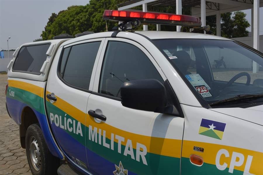 Jovem esfaqueia namorado após discussão por causa de ciúmes