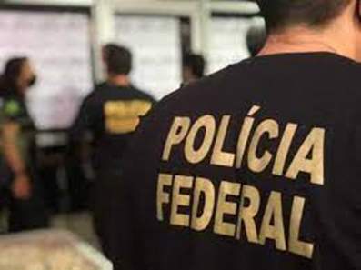 Agentes da Polícia Federal investiga fraudes no pagamento do Auxílio Emergencial