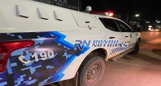 Criminosos saem de matagal e atacam motociclista a pauladas para roubar