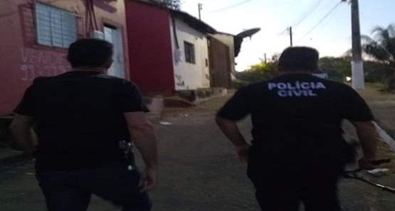 PC cumpre mandado e apreende arma, munições e rádio comunicador 