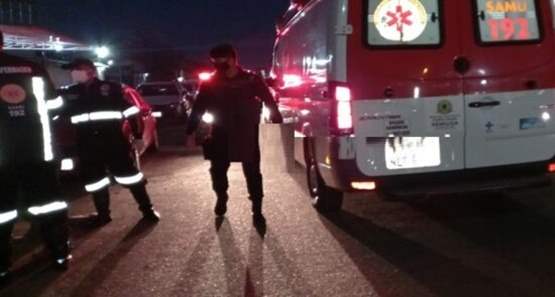 Casal em moto tenta executar grupo de pessoas e jovem é baleado na perna