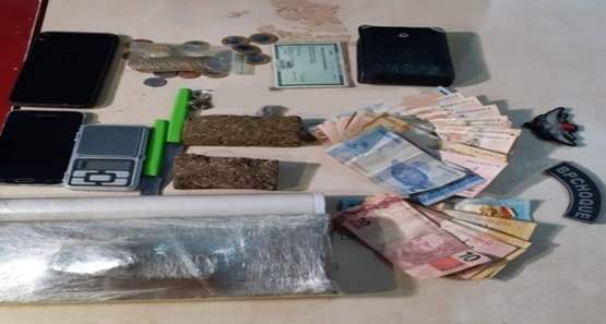 Polícia apreende adolescente no tráfico, droga, arma e dinheiro