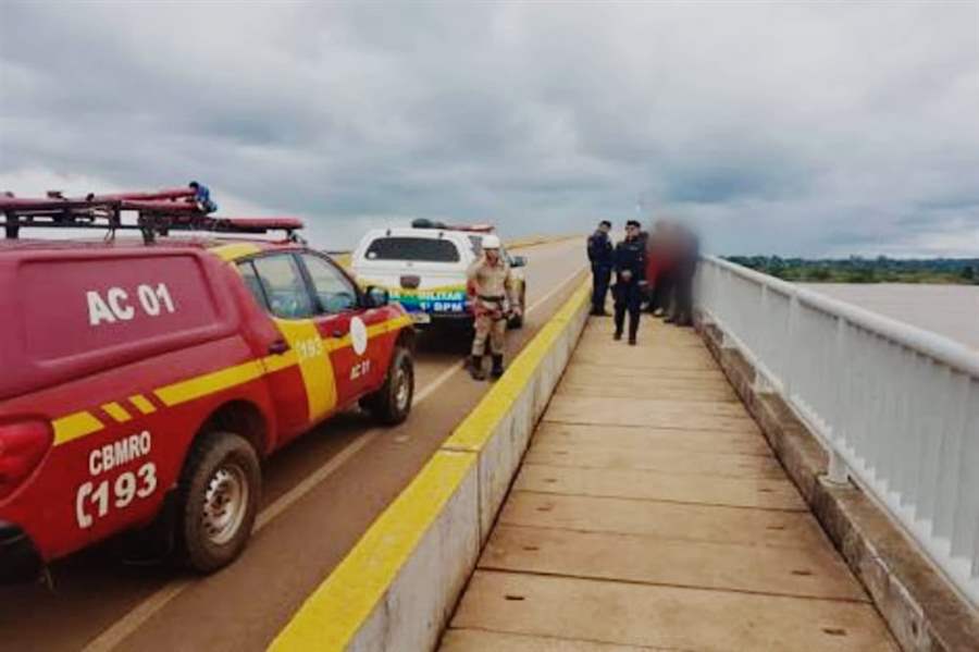 Bombeiros encontram jovem que disse que ia pular da ponte