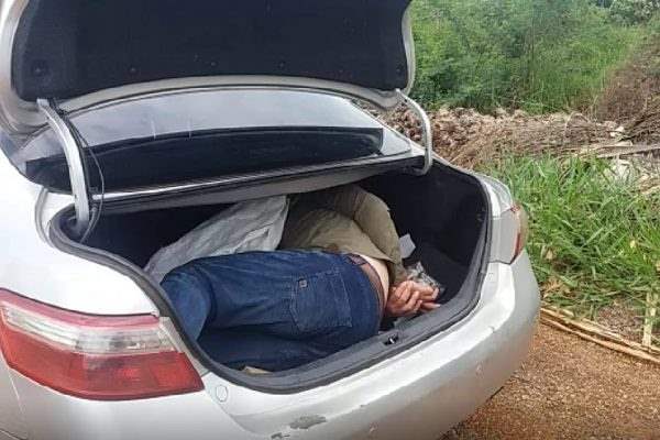 Criminosos sequestram motorista de aplicativo e fazem roubo na Capital