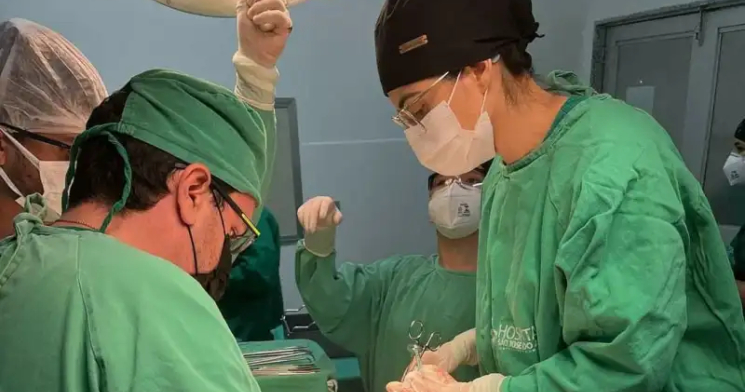 Em caso raro, mulher remove tumor de 46 kg que estava na região da barriga; veja imagens
