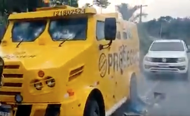 Bandidos atiram e tentam explodir carro-forte com dinamites; veja o vídeo