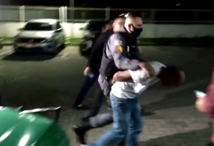 Homem é preso pela polícia suspeito de estuprar a própria filha de 12 anos