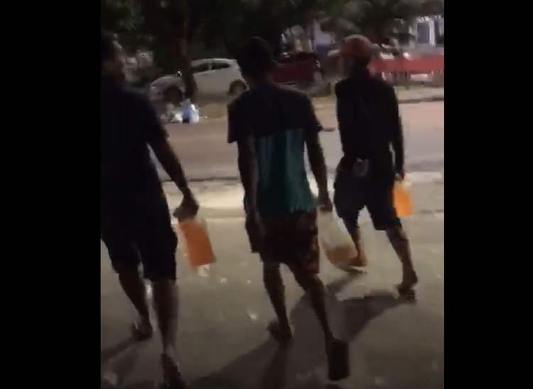 Vídeo mostra momento em que membros de facção incendeiam prédio; Assista
