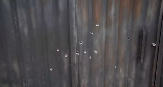 Idoso de 70 anos acorda com tiros em seu portão na zona leste