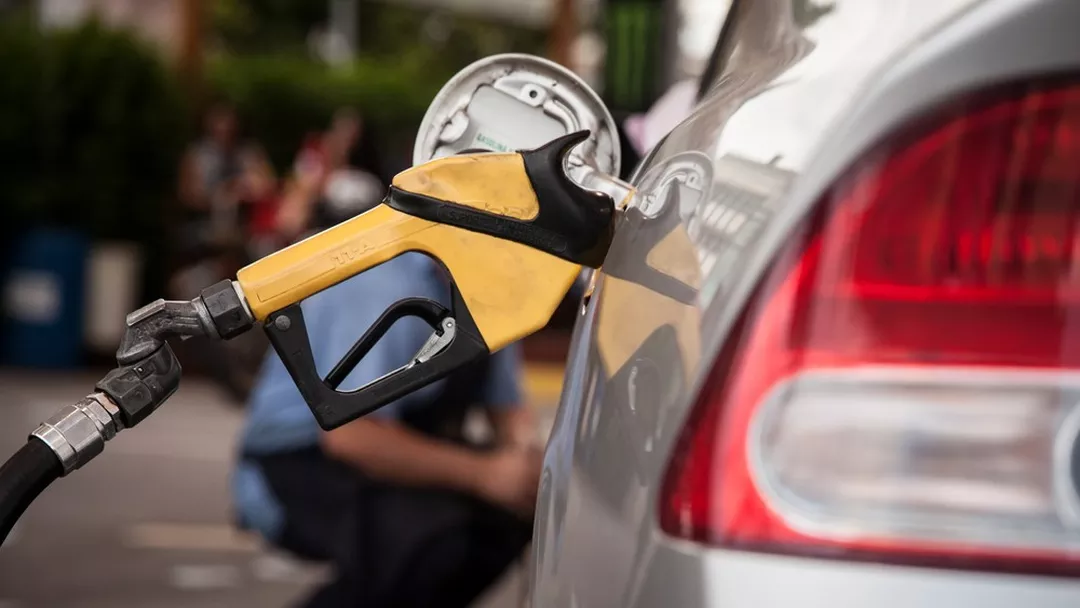 Preço da gasolina cai pela 5ª semana e é o menor em mais de 1 ano; aponta levantamento