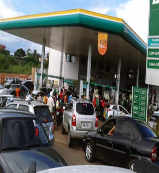 Procon autua postos que vendiam gasolina acima do preço tabelado 