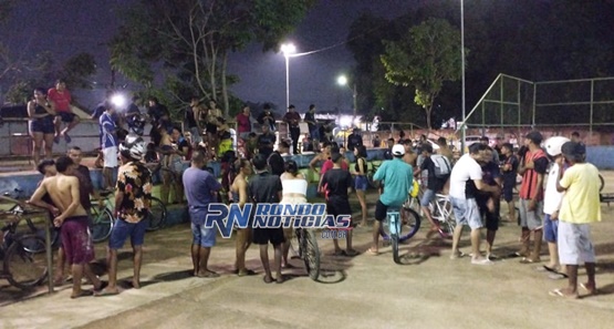Casal chega de moto, mulher desce e executa jovem na zona leste da capital