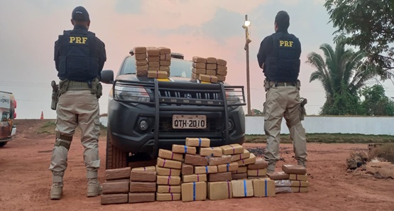 PRF prende dois homens e apreende quase 100 kg de maconha na Rodovia 425 
