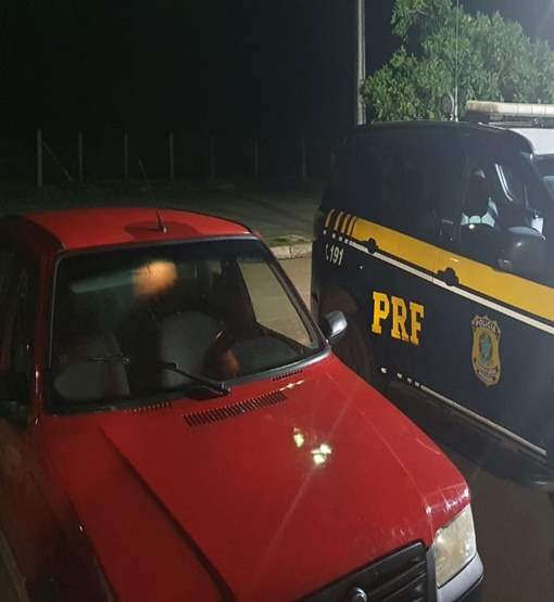 PRF apreende motocicleta e Fiat Uno que seriam trocados por droga