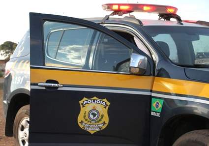 Caminhão tanque bate de frente em "Strada" e condutor morre na hora