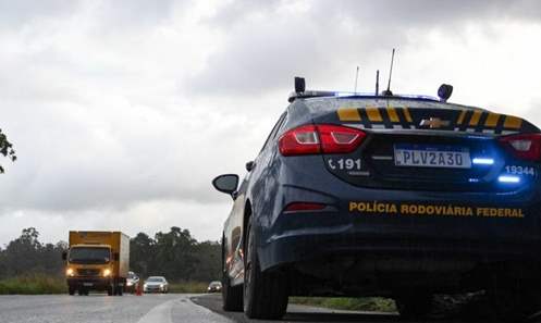 Homem cai com arma em blitz da PRF perto do Atacadão, na BR 364