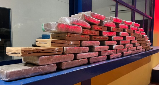 PRF intercepta ambulância transportando 64 kg de cocaína e prende motorista