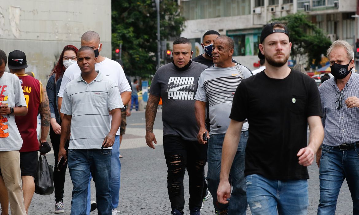 Cresce o número de brasileiros que não usam mais máscaras de proteção
