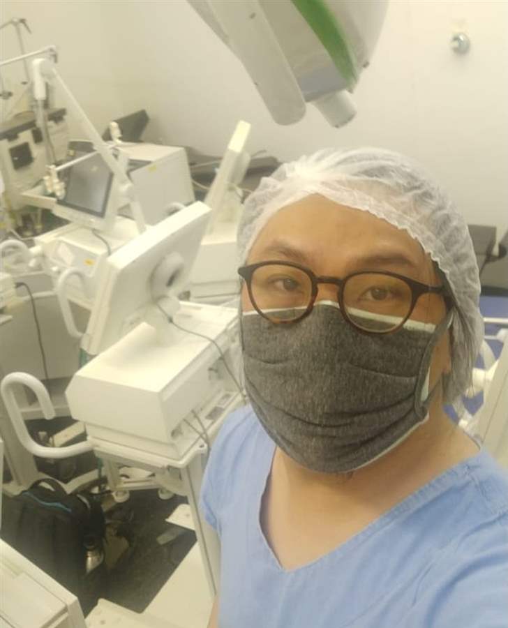 Professor consertar respiradores de graça para ajudar hospitais