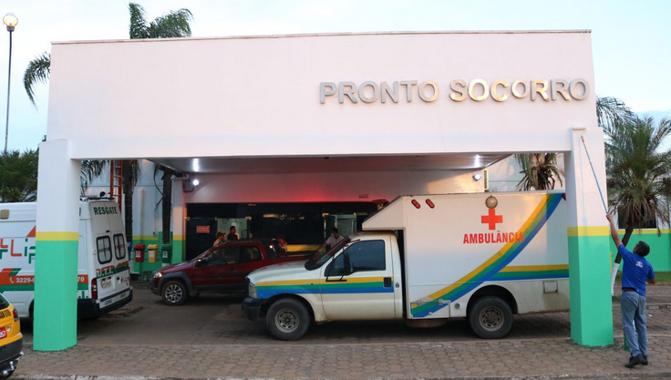 Morador acorda com assaltante dentro de casa e leva tiro no abdômen
