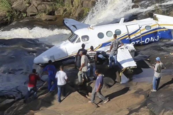 Morre um dos ocupantes do avião que caiu com Marília Mendonça em Caratinga-MG