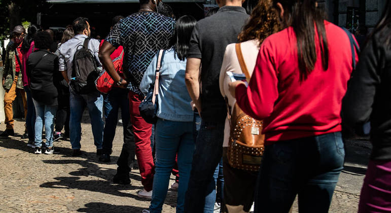 
Brasil tem a maior queda do desemprego em um ano entre 40 países, diz levantamento 
