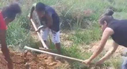 Sem funcionários, família enterra própria mãe em cemitério