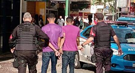 Assalto a loja com refém deixa um morto e dois feridos, assista os vídeos