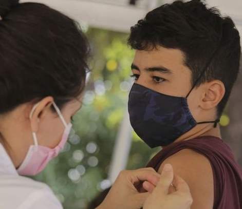 Vacina da Pfizer é 100% eficaz em adolescentes quatro meses após a segunda dose