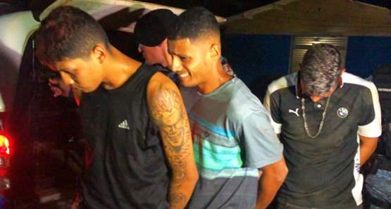 Bando em carro de aplicativo é interceptado pela Polícia Militar com armas e munições 