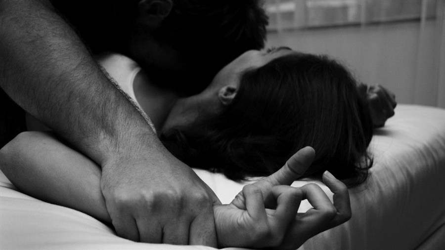Filha é estuprada por traficante com a permissão da própria mãe