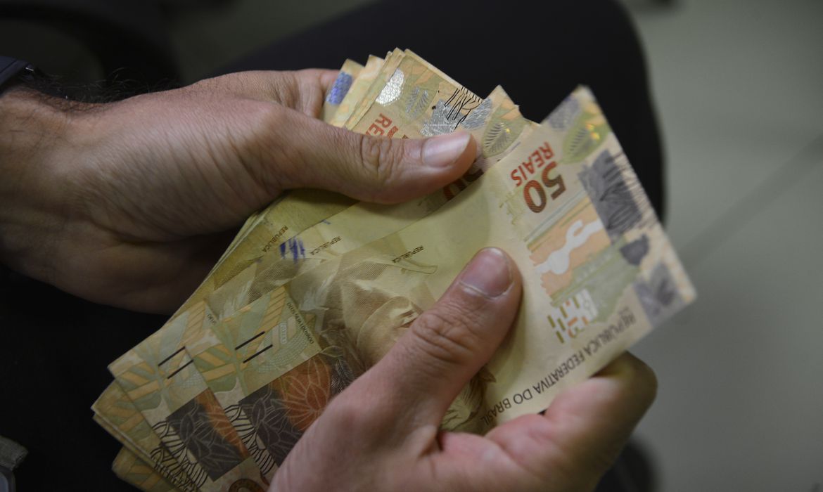 Promulgada lei que fixa o valor do salário mínimo em R$ 1.212
