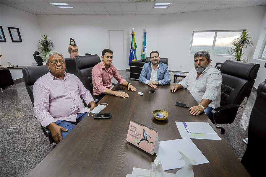 Presidente Alex Redano se reúne com lideranças do município de Santa Luzia do Oeste
