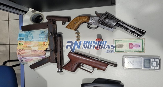 Polícia prende trio em flagrante quando assaltava residência na zona leste