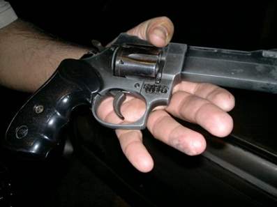 Cai suspeito armado com revólver 32 numa Biz no centro da cidade