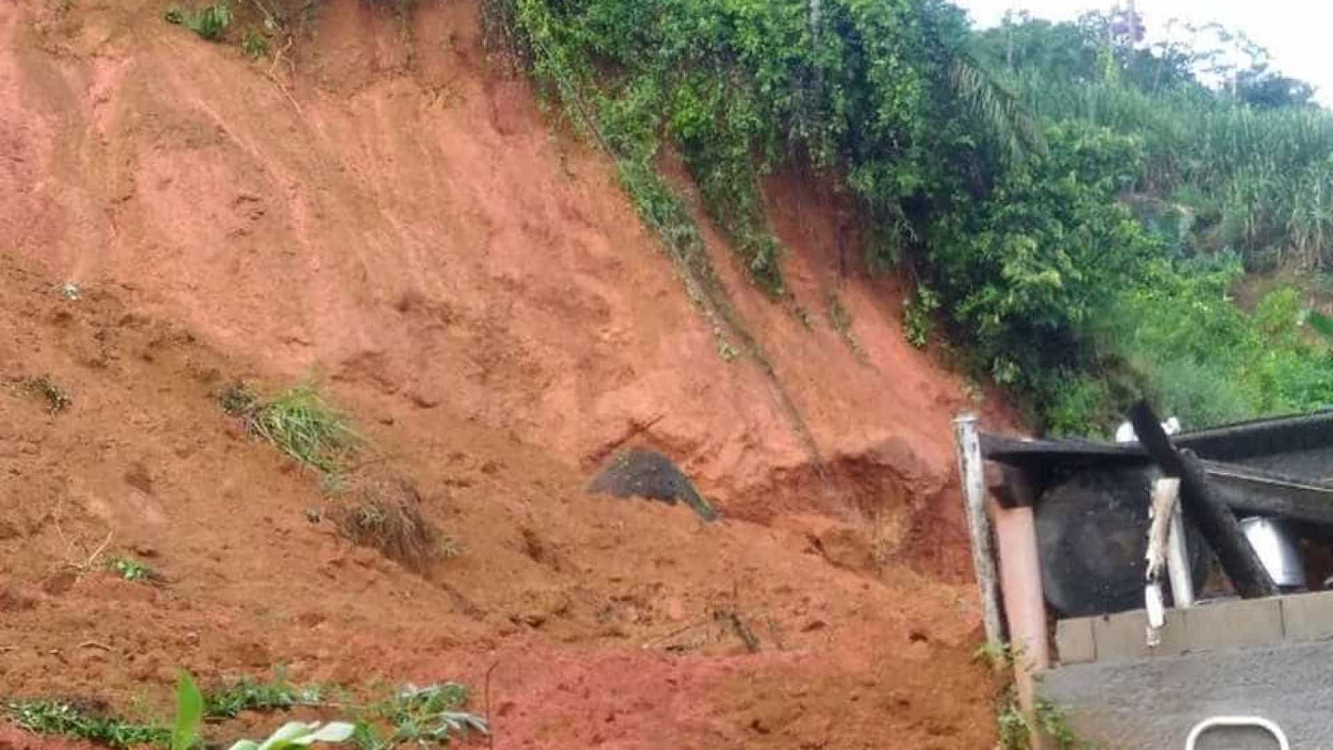 Jovem de 18 anos é resgatado após 5 horas preso sob pedras em deslizamento no Rio
