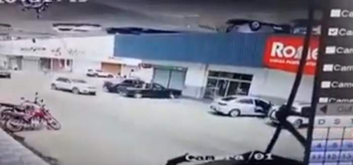 Vídeo mostra criminoso furtando quase R$ 8 mil em carro 