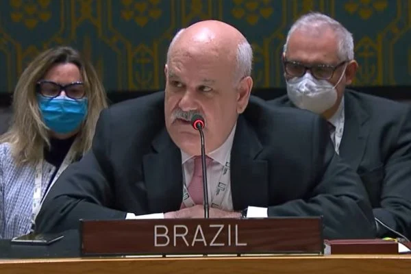 Embaixador do Brasil  faz alerta para risco nuclear e condena ataque russo à usina