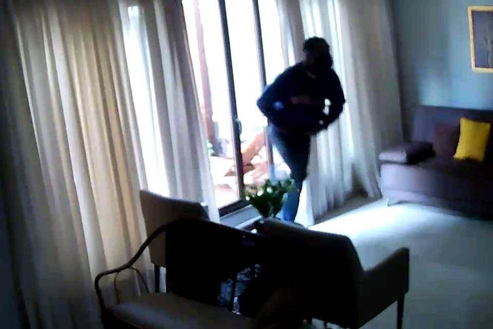 Bando armado abre buraco em parede  DE residência e rende família na capital