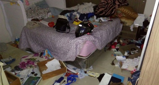 Bandidos se passam por policiais e vítima abre a porta de casa e é roubada