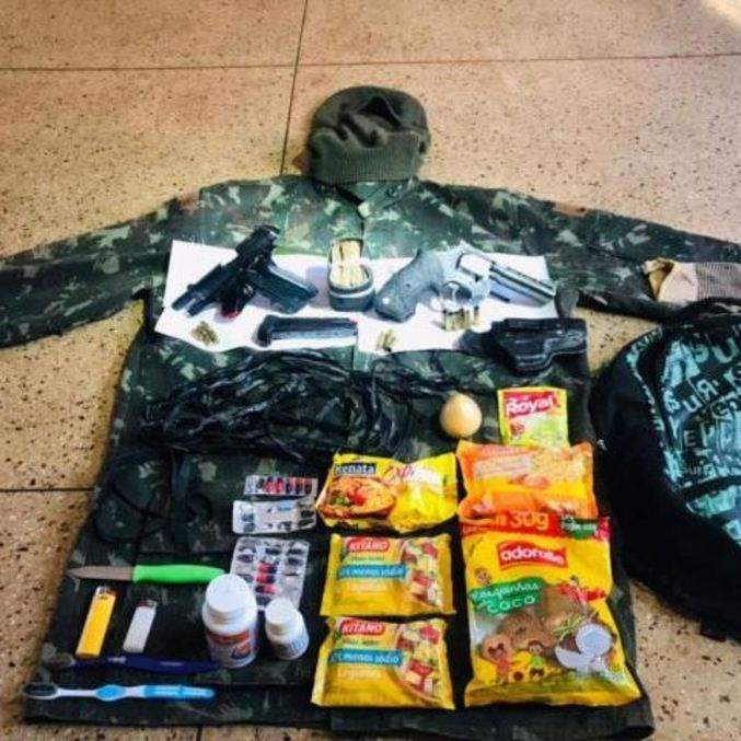 Além de R$ 4,4 mil , Lázaro Barbosa levava duas armas, remédios e comida
