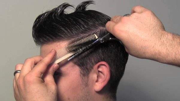Cabeleireiro e cliente são alvejados a bala em barbearia na zona sul