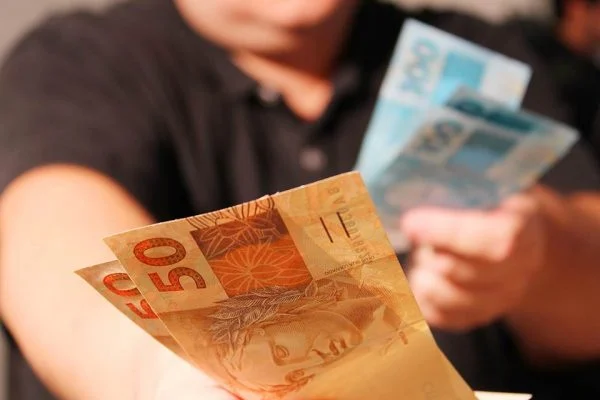 Governo sobe estimativa do salário mínimo para R$ 1.310 em 2023, aumento de R$ 98,17