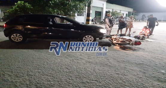Motociclista colide com carro de aplicativo e fica bastante ferida