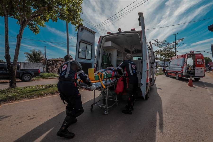 Homem sofre tentativa de homicídio por dupla abordo de Saveiro preto