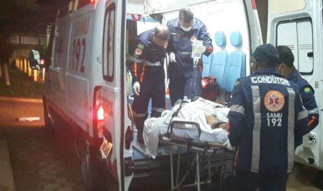 Carro atinge ciclista na contramão e o deixa bastante lesionado