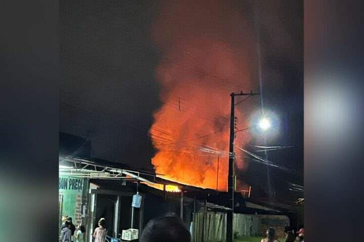 Policial militar tem surto psicótico incendeia casa da sogra e assusta moradores vizinhos
