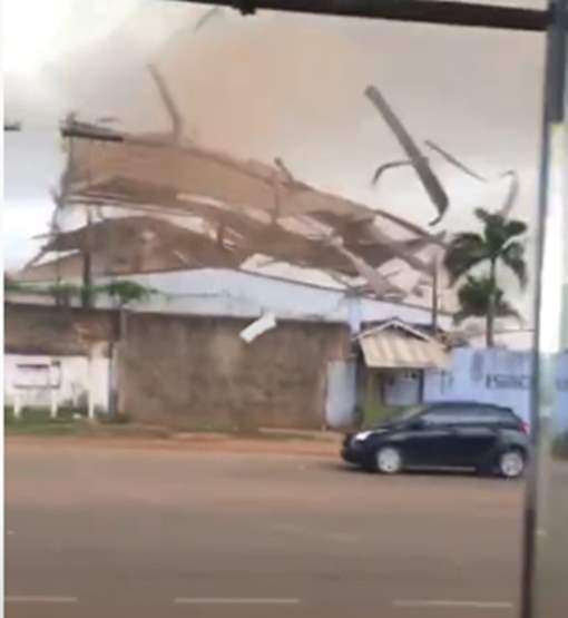 Chuva forte e ventania causam destruição em diversos bairros da capital