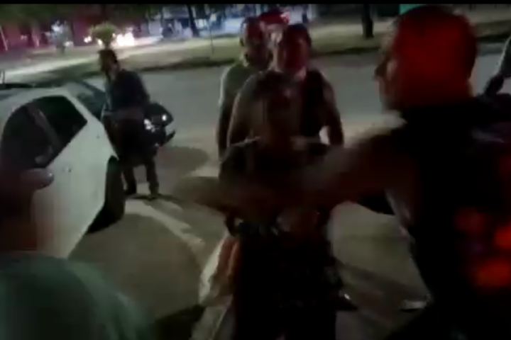 Mulher pega o marido com a amante causa confusão e vai presa; veja o vídeo