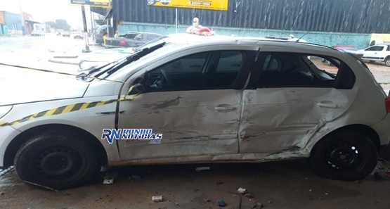 Dupla é presa com armas e dinheiro após perseguição que causou acidente 